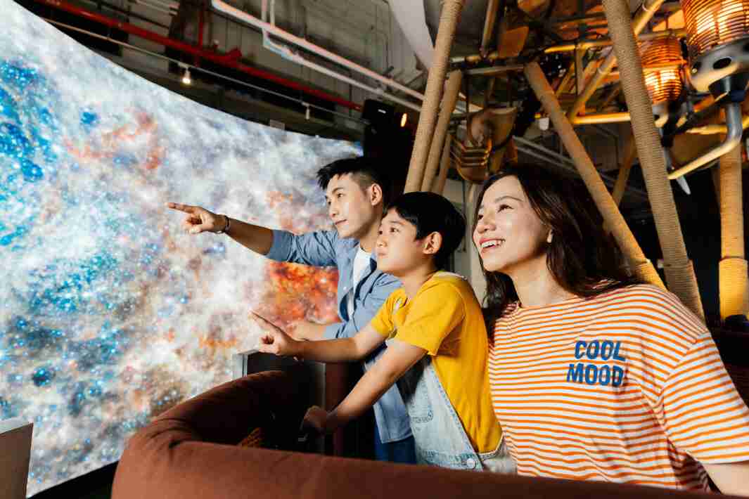 赏金国际打造全台最大宽6公尺、、高4公尺、、、、唯一搭载LED弧形拼接显示屏的动感飞行船，，，，让乘客驻足在热气球上，，，享受身历其境的伪出国旅游乐趣