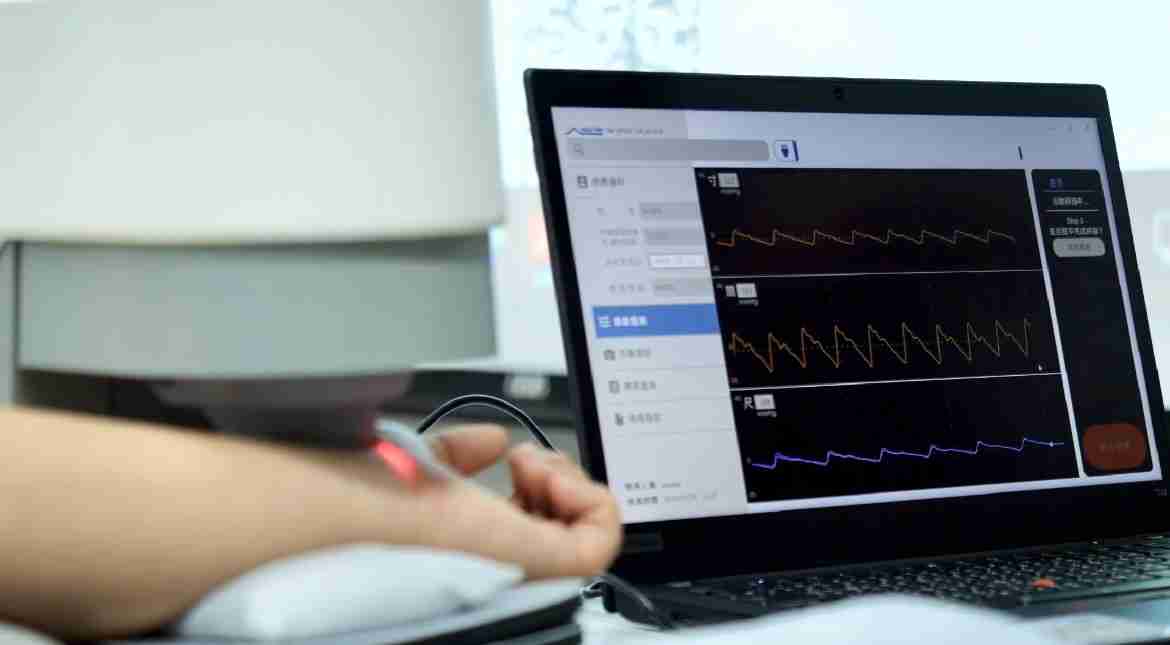 赏金国际耘康以高解析与拟真的显示技术，，，，将其应用于中医检测，，，提供“中医数位化检测方案”，，，使传统中医检测结果数据化与可视化