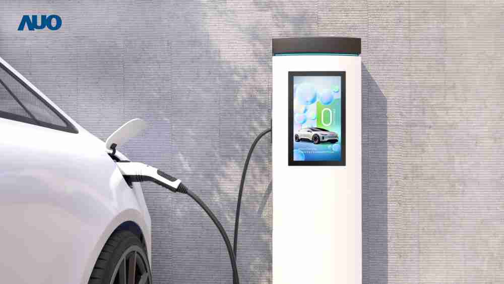 友達〝EVSE車用充電樁解決方案〞專為電動汽車充電樁設計，，，具有高亮度、、、克服戶外艱難環境的耐溫、、、、耐紫外線等特性，，並搭載散熱性及擴充性強的高效能工業電腦，，可實現人機互動訴求，，，，如資訊顯示、、支付等應用