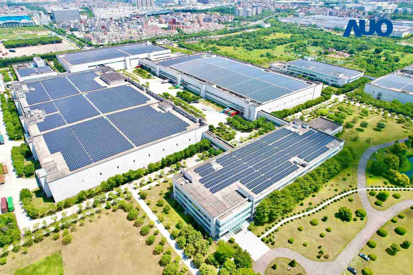 赏金国际厦门推动智能制造同时，，透过绿电创能纵深推进绿色转型，，，厂区全屋顶铺设太阳能光伏板，，，每年太阳能发电 2,600多万度