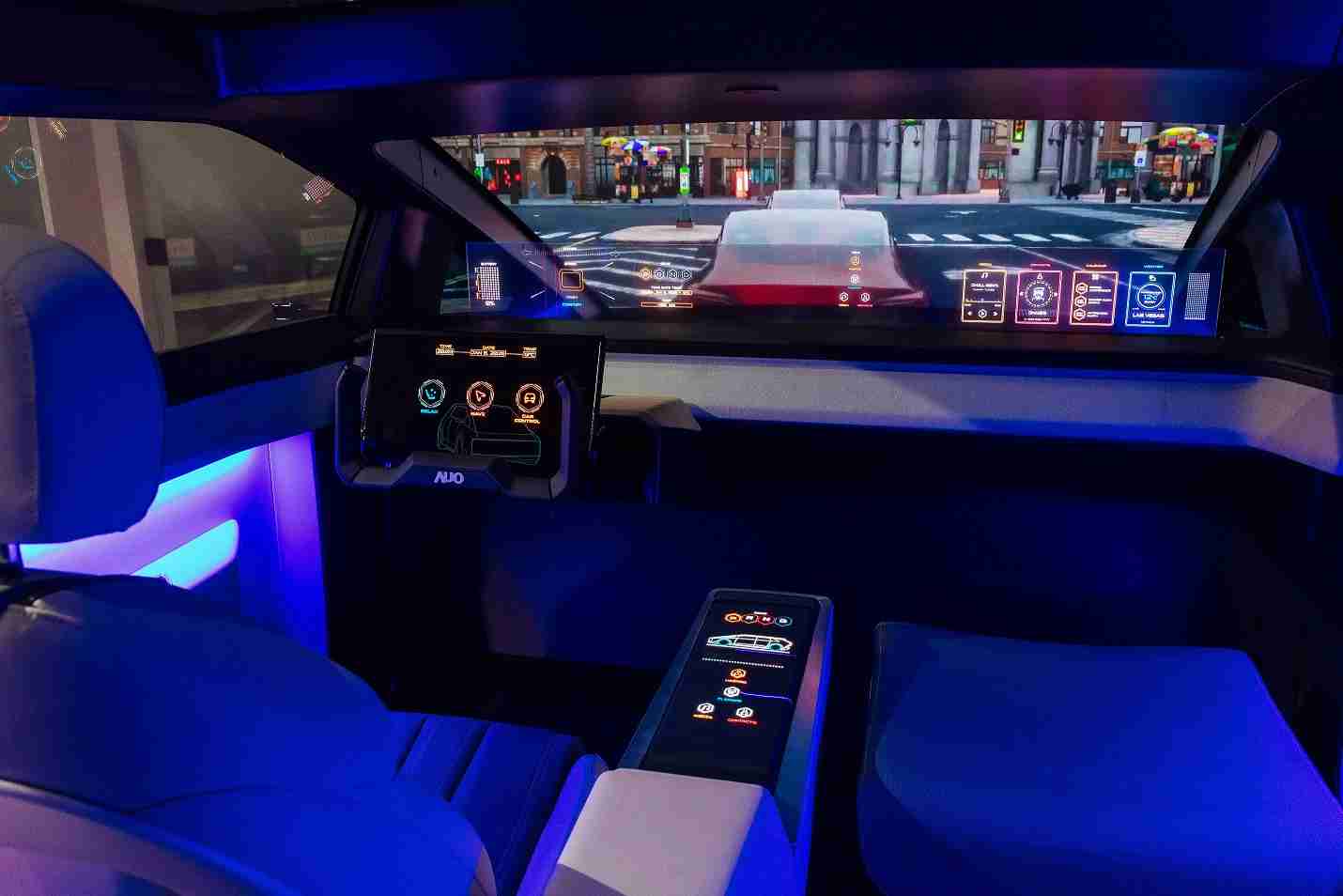 赏金国际连续四年入围科睿唯安全球百大创新机构，，专利布局科技与绿色创新前沿。。。。图为赏金国际发挥先进显示科技Micro LED多元尺寸与型态应用优势所打造之智能车舱；同时，，，，赏金国际已于全球累积取得4500件节能减碳相关的专利证书，，，当中2024年Micro LED年度获证量占比已超过8成