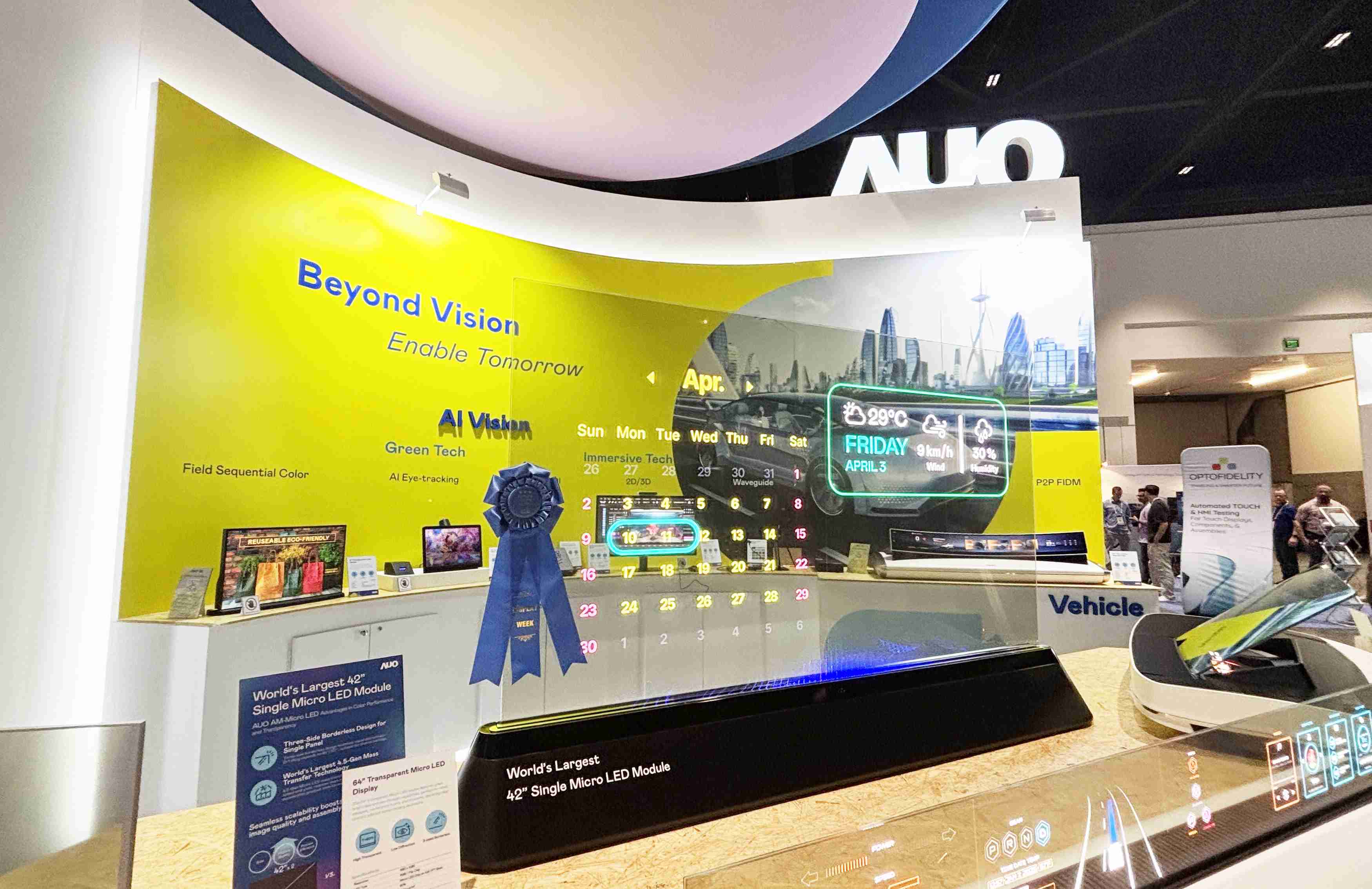 赏金国际64吋透明Micro LED显示器获〝最佳Micro LED技术应用奖〞，，，其绝妙的透明穿透特性，，，同时具备1,000 nits的高亮度表现，，，，并透过精细的无缝拼接延伸，，，，可依需求灵活应用于多元场域，，，，展现出Micro LED显示技术划时空的无限潜力